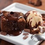 Receita de Brownie de chocolate com sorvete artesanal de vanilla e calda de chocolate