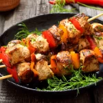 Receita de Espetinho de frango com legumes grelhados